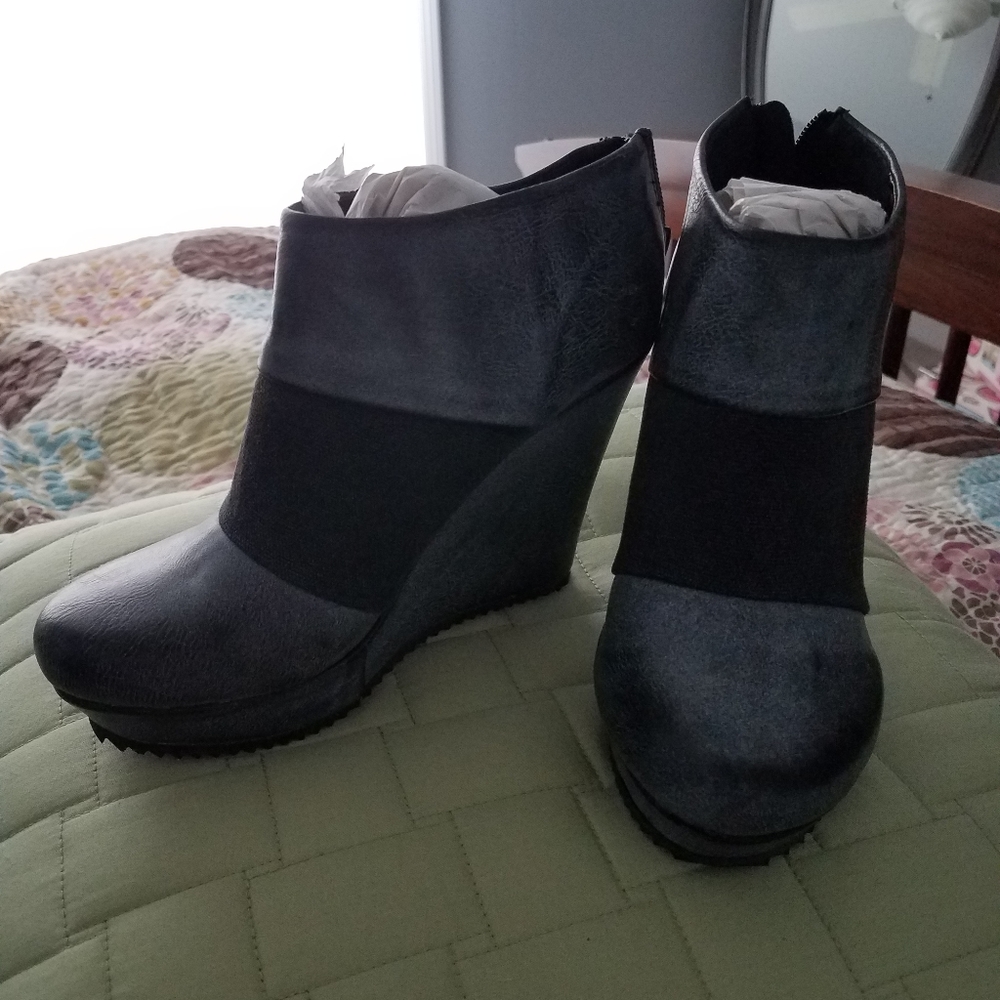 Heart Soul Grey Wedges